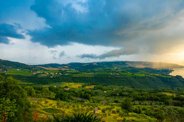 Fototapeta na wymiar Paesaggio delle colline e della campagna italiana intorno al lago di Corbara, Umbria, Italia