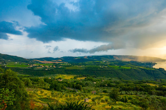 Paesaggio delle colline e della campagna italiana intorno al lago di Corbara, Umbria, Italia