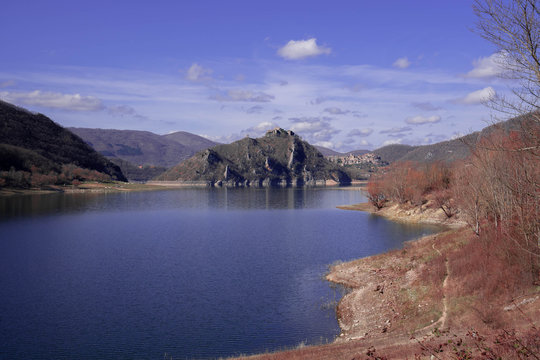Picturesque landscape on Lake Turano with Castel di Tora y Borgo medievale di Monte Antuni