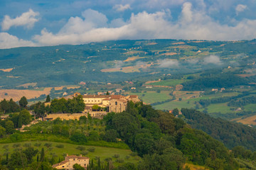 Paesaggio delle colline e della campagna italiana intorno al lago di Corbara, Umbria, Italia