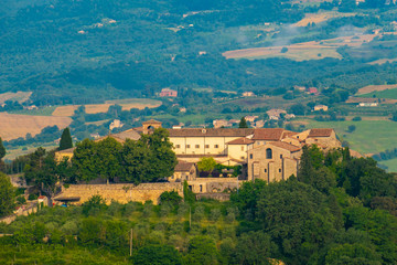 Paesaggio delle colline e della campagna italiana intorno al lago di Corbara, Umbria, Italia