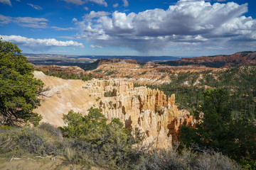 hiking the rim trail in bryce canyon national park, utah, usa
