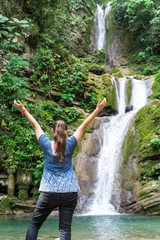 mujer recorriendo el jardin surrealista de xilitla