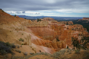 hiking the rim trail in bryce canyon national park in utah in the usa
