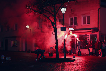 In der Silvesternacht feiern die Jugendliche mit Feurwerken