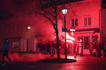 In der Silvesternacht feiern die Jugendliche mit Feurwerken