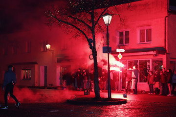 In der Silvesternacht feiern die Jugendliche mit Feurwerken