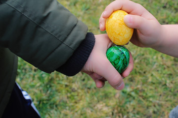 Zwei Ostereier lassen sich von zwei Kindern aufeinander treffen 