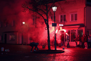 In der Silvesternacht feiern die Jugendliche mit Feurwerken