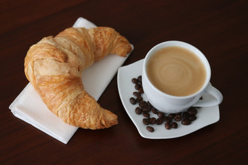 Kaffee und Croissant zum Frühstück