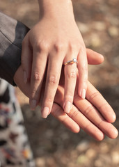 Anillo de compromiso en manos de una pareja