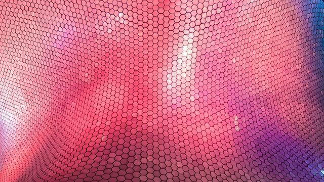 Luces, formas y colores de una estructura en la noche