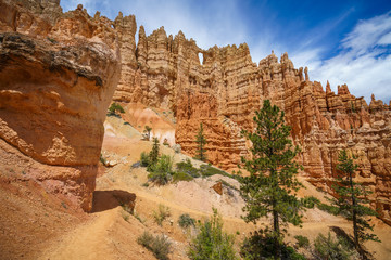 hiking the peek-a-boo loop in bryce canyon in utah in the usa