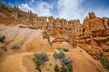 hiking the peek-a-boo loop in bryce canyon in utah in the usa