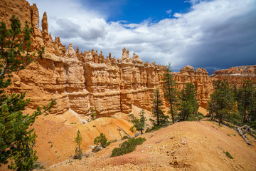 hiking the peek-a-boo loop in bryce canyon in utah in the usa