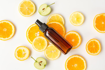 レモン、オレンジのナチュラルコスメ　茶色の瓶　オイル　スキンケアのイメージ素材