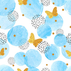 Motif abstrait de cercles bleus avec des papillons dorés.