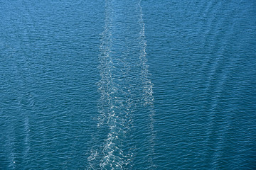 平戸大橋から見る紺碧の海と漁船の航跡＠長崎