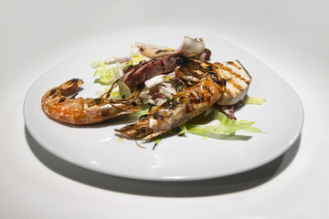 piatto con arrosto di pesce al ristorante