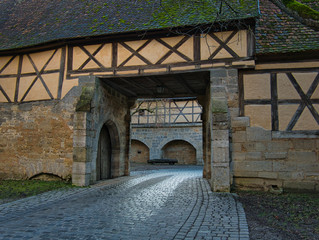 Zufahrt mit Kopfsteinpflaster zur Stadt Rothenburg