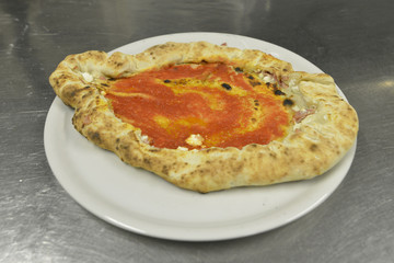 pizza napoletana servita in un piatto in pizzeria