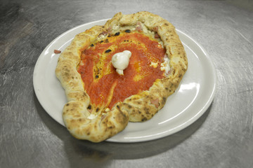 pizza napoletana servita in un piatto in pizzeria