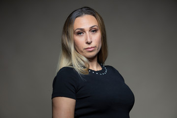 Jeune femme blonde, en studio