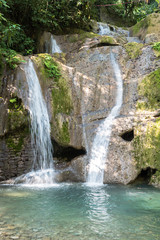 Fototapeta na wymiar pozas y cascadas del jardín surrealista de Xilitla