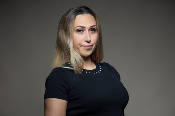 Jeune femme blonde, en studio
