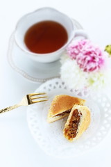 Taiwanese confectionery, pineapple pie in half
