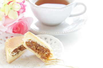 Taiwanese confectionery, pineapple pie in half