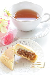 Taiwanese confectionery, pineapple pie in half