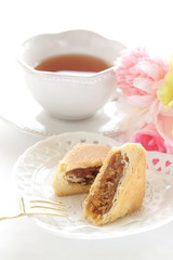 Taiwanese confectionery, pineapple pie in half