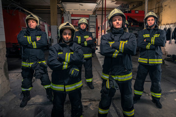 Obraz premium Group of firefighters standing confident with arms crossed. Firemen ready for emergency service.