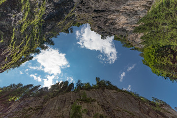 Obraz premium view of the sky through a gap in the rock