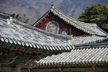 Obraz premium Tiled roof of Bulguksa temple