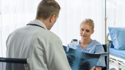 Obraz premium healthcare background of physical doctor with Xray film on hand explaining symptoms of illness to patient at hospital