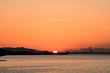 Fototapeta premium 竹島の日の出 茜色に染まる空