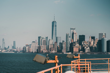 Naklejka premium Vistas de Nueva York desde el Ferry que lleva a la isla de la Estatua de la Libertad