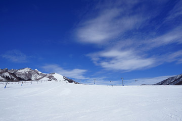 Fototapeta na wymiar 青空と白い雪が美しい晴天のスノーリゾート