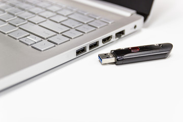 flash drive with laptop computer for conncet to USB port