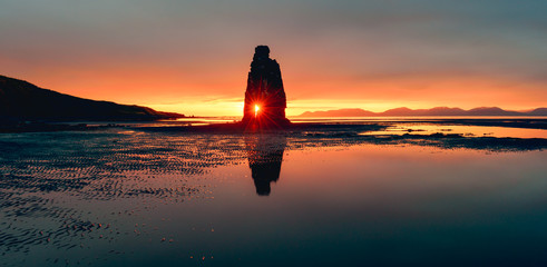 Schilderachtig landschap met beroemde Hvitserkur-rots en donker zand na het tij. Vatnsnes-schiereiland, IJsland, Europa