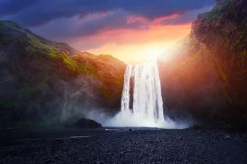 Vlies Fototapete Schokoladenbraun Unglaubliche Landschaft mit Skogafoss-Wasserfall und unwirklichem Sonnenuntergangshimmel. Island, Europa