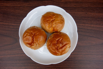 皿の上のクルミパン