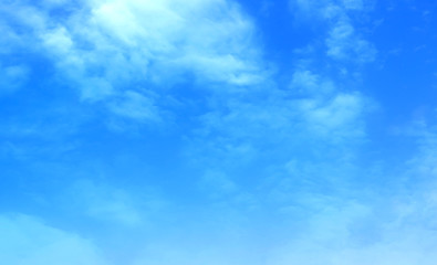 Fototapeta na wymiar ิblue sky against white floating clouds background