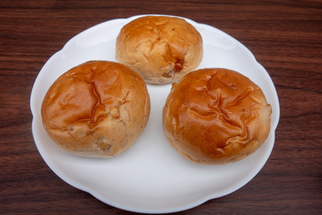 皿の上のクルミパン