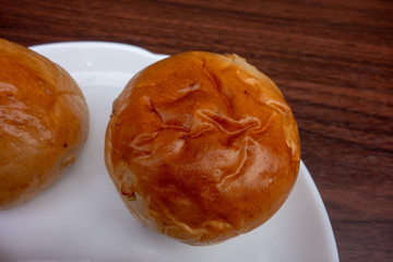 皿の上のクルミパン