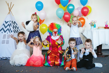 Obraz na płótnie Canvas Children play with a clown