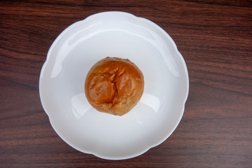 白い皿の上のクルミパン