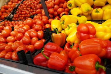Fototapeta na wymiar sweet bulgarian peppers at market, healthy food